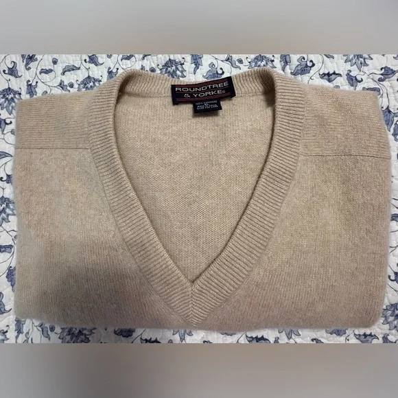 Men’s tan cashmere v-neck sweater XL Roundtree & Yorke “small stain” Super Soft! - Picture 6 of 9
